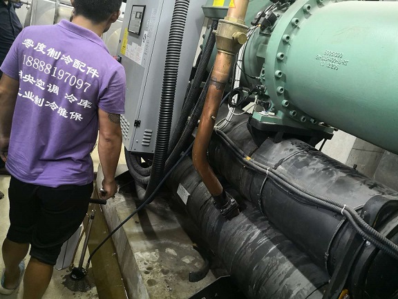 比泽尔螺杆机更换机油，机滤，保养现场。